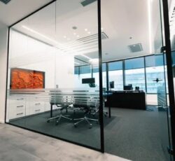 طراحی و اجرای جداکننده شیشه‌ای – پارتیشن‌ساز در خدمت شما