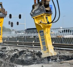 تخریب بتن با بیل مکانیکی