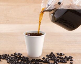 لیوان کاغذی قهوه دار