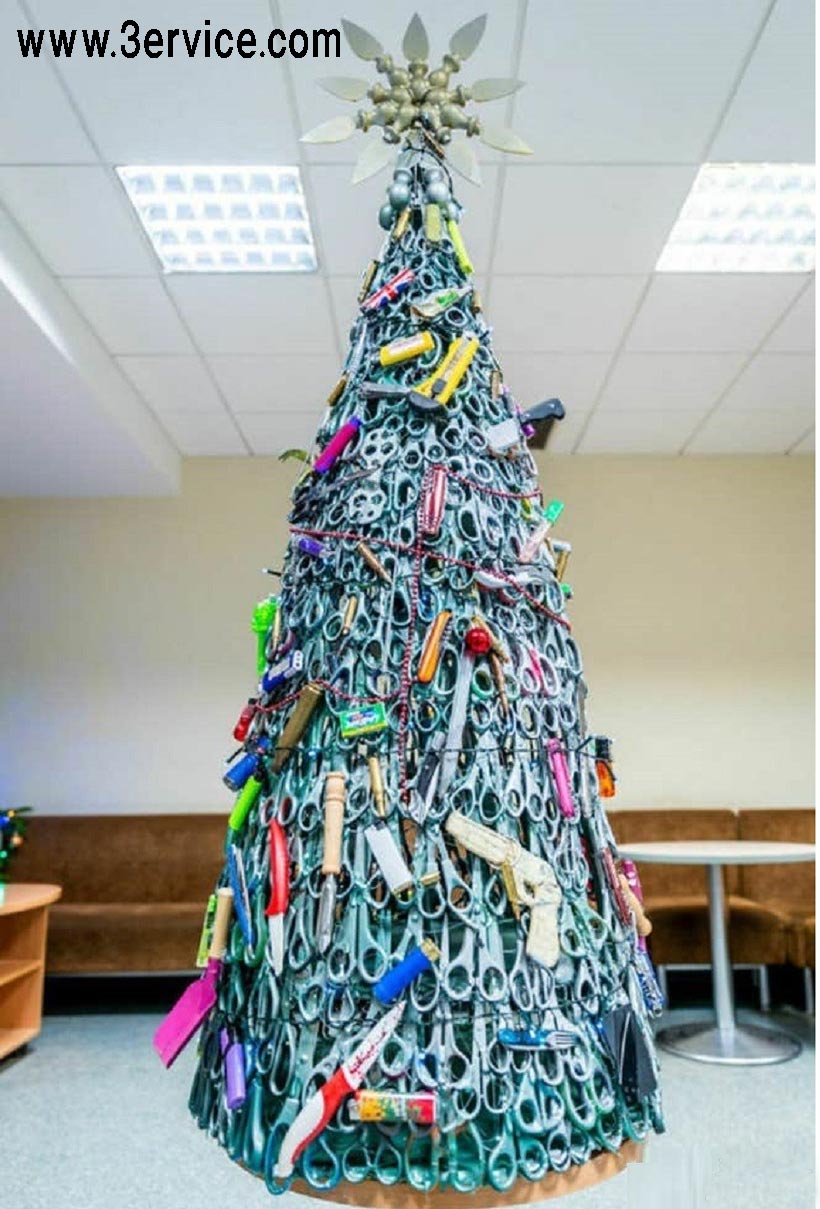 عجیب ترین درخت کریسمس دنیا در فرودگاه لیتوانی